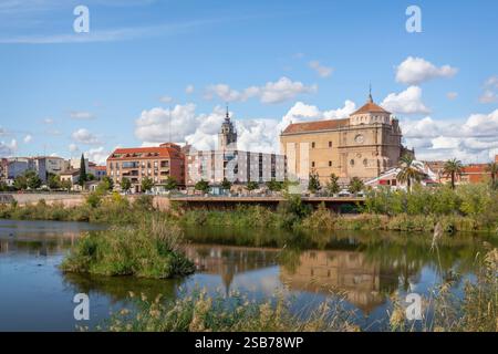 Talavera de la Reina, Espagne. Vue de l'église Iglesia de Santa Catalina depuis le Tage Banque D'Images