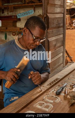 Afrique Tanzanie, Zanzibar, Stonetown, vieille ville, rue Kajificheni, atelier de sculpture sur bois, maître sculpteur cadre de sculpture du signe jardins botaniques Banque D'Images
