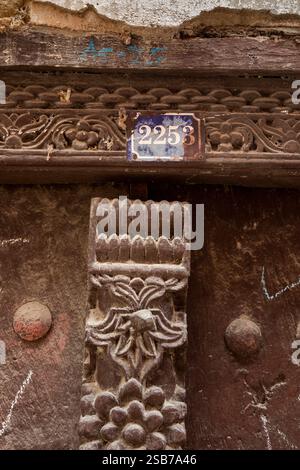 Afrique Tanzanie, Zanzibar, Stonetown, vieille ville, Mkunazini, porte en bois sculpté historique et détail du numéro de maison Banque D'Images