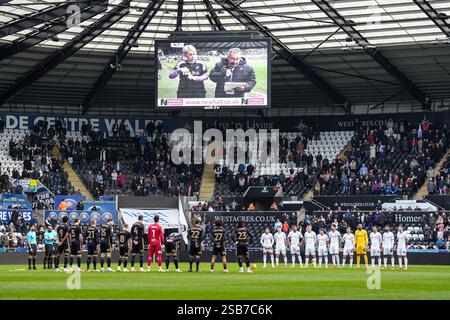 Les deux équipes de joueurs observent une minute de silence avant le match du Sky Bet Championship Swansea City vs Coventry City au Swansea.com Stadium, Swansea, Royaume-Uni, le 1er février 2025 (photo par Andrew Lewis/News images) Banque D'Images