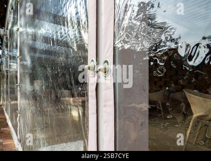 Fenêtres en PVC souple transparentes en position fermée Banque D'Images