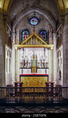Vue portrait de l'un des autels à l'intérieur de l'abbaye de Buckfast dans le Devon Royaume-Uni. Banque D'Images