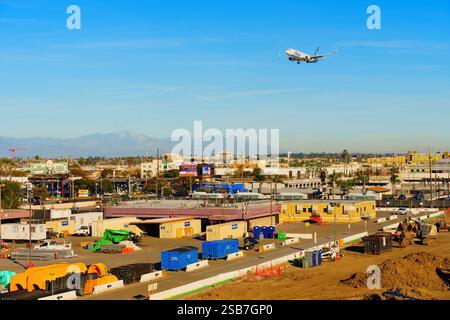 Los Angeles, Californie - 6 janvier 2025 : avion survolant un chantier de construction à Los Angeles avec des montagnes visibles en arrière-plan, mettant en vedette urba Banque D'Images