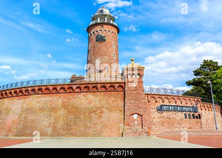 Tour de phare dans le port de Kolobrzeg, côte de la mer Baltique, Pologne Banque D'Images