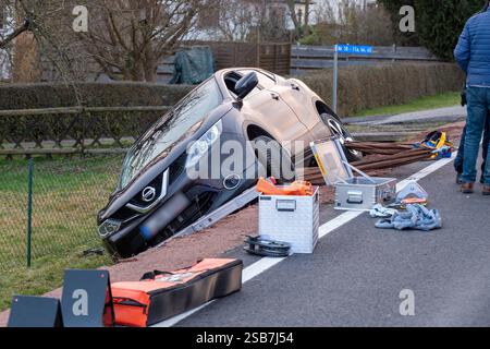 Geringswalde - Ehepaar rutscht mit Wagen in Straßengraben : Feuerwehr muss Frau retten 30.01.2025 gegen 16 Uhr Geringswalde, B175 Zu einem Unfall kam es am Donnerstagnachmittag auf der B175 in Geringswalde. Nach ersten Angaben der Polizei wollte der ältere Fahrer eines Nissan von einer Nebenstraße kommend auf die Bundesstraße einbiegen, wobei er mit dem wagen aus bislang ungeklärter Ursache in den Straßengraben rutschte. Der Fahrer konnte sich aus der misslichen Lage selbst befreien, Seine Frau auf dem Beifahrersitz musste von der Feuerwehr über ein Rettungsbord befreit werden, da die rechte TÜ Banque D'Images