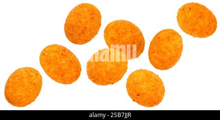 Cacahuètes recouvertes de paprika tombant isolées sur fond blanc Banque D'Images