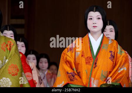 Les femmes vêtues de costumes d'époque Heian se préparent à participer à un jeu de cartes traditionnel du nouvel an appelé 'karuta hajime' au sanctuaire de Yasaka Jinja, Kyoto. Banque D'Images