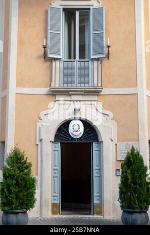 Rome, Italie - 8 janvier 2025 : emblème au-dessus de l'entrée du bâtiment du commissariat de police des carabiniers italiens près de la Piazza di Sant Ignazio à Rome Banque D'Images