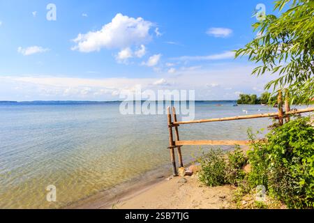 Belle plage de sable dans le port de voile Nowe Guty sur le lac Sniardwy le jour ensoleillé d'été, lacs Masurian, Pologne Banque D'Images