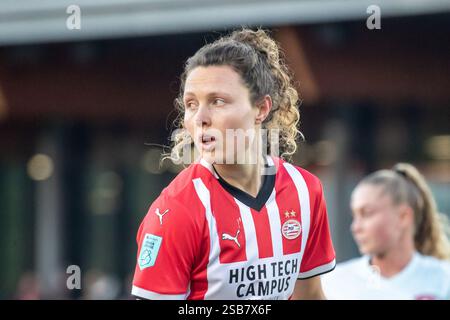 Eindhoven, pays-Bas. 1er février 2025. Eindhoven, pays-Bas, le 1er février 2025 : Fenna Kalma (29 PSV) regarde le match de football Azerion Vrouwen Eredivisie entre PSV et Twente au de Herdgang à Eindhoven, pays-Bas. (Leiting Gao/SPP) crédit : photo de presse sportive SPP. /Alamy Live News Banque D'Images