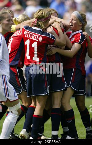 Les joueurs norvégiens célèbrent après avoir marqué un but contre la France lors d'un match du Groupe B de la Coupe du monde féminine de la FIFA le 20 septembre 2003 au Lincoln Financial Field à Philadelphie, en Pennsylvanie. Usage éditorial exclusif. Utilisation commerciale interdite. (Photographie de Jonathan Paul Larsen / Diadem images) Banque D'Images