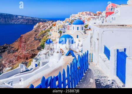 Oia, Santorin, beau village avec des maisons blanchies à la chaux, des églises au dôme bleu et des vues sur la caldeira surplombant la mer Égée, Grèce. Banque D'Images