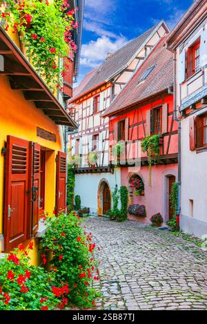 Eguisheim, Alsace - France. Beau village français, maisons colorées à colombages, rues pavées, charme médiéval. Banque D'Images