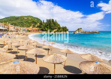 Parga, Grèce. Superbe ville côtière avec des maisons colorées, des eaux cristallines, une végétation luxuriante, des plages de sable, destination estivale grecque. Banque D'Images