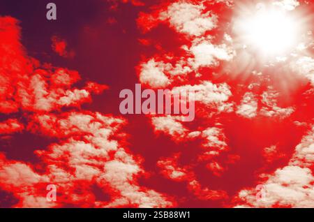 Éruptions solaires anormales. Vue spectaculaire sur le soleil. Peur de la « fin du monde ». Banque D'Images