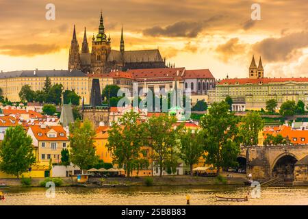Une vue imprenable sur Prague, République tchèque, capturée depuis la rive au coucher du soleil, mettant en valeur l'emblématique pont Charles, cathédrale Vitus, Prague Banque D'Images