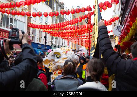 Londres, Royaume-Uni. 1er février 2025.. Les célébrations du nouvel an chinois sont en cours avec une danse traditionnelle du dragon alors que les foules remplissent les rues pour participer à l'événement qui a commencé aujourd'hui. Helen Cowles / Alamy Live News. Banque D'Images