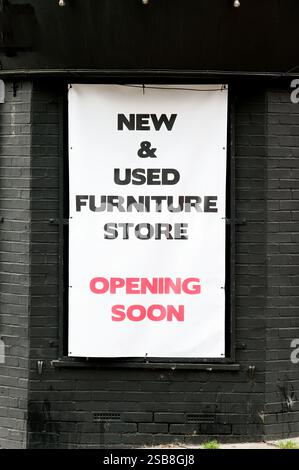 Affiche « ouverture prochaine du magasin de meubles neufs et usagés » Banque D'Images