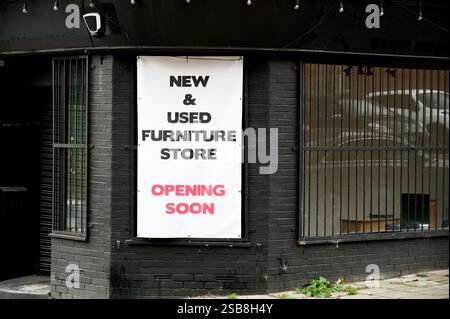 Affiche « ouverture prochaine du magasin de meubles neufs et usagés » Banque D'Images