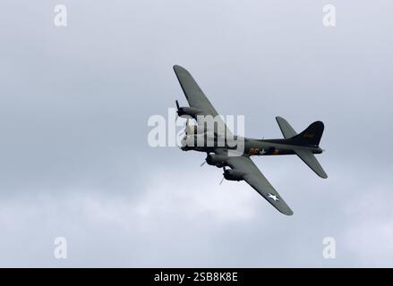 Vintage B-17 Flying Fortress G-BEDF Sally B dans le ciel bleu de vol. Banque D'Images