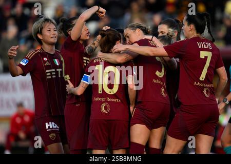 Roma, Italie. 1er février 2025. Manuela Giugliano de L'AS Roma (c) célèbre avec ses coéquipières après avoir marqué le but de 1-0 lors du match de football féminin de 2024/2025 entre L'AS Roma et l'UC Sampdoria au stade Tre Fontane à Roma (Italie), le 1er février 2025. Crédit : Insidefoto/Alamy Live News Banque D'Images