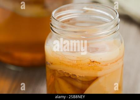 Kombucha de thé noir fait maison ou champignon de thé dans un pot en verre avec beaucoup de scoby, une boisson probiotique fermentée saine (Focus sélectif) Banque D'Images