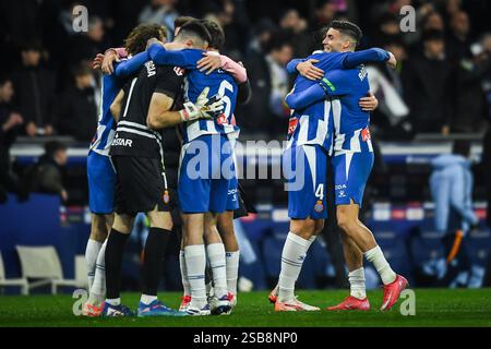 Barcelone, Espagne. 1er février 2025. Les joueurs de l'Espanyol Barcelone célèbrent la victoire lors du championnat d'Espagne la Liga match de football entre le RCD Espanyol et le Real Madrid CF le 1er février 2025 au RCDE Stadium de Barcelone, Espagne - photo Matthieu Mirville (Segio Ros)/DPPI crédit : DPPI Media/Alamy Live News Banque D'Images