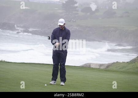 Pebble Beach, États-Unis. 1er février 2025. Pebble Beach, Californie, États-Unis - 1er février 2025 Justin Rose a jeté un coup de pott sur le 10e green lors de la troisième journée du terrain de golf AT&T Pebble Beach Pro-Am (PGA Tour signature golf event), Californie, États-Unis crédit : Motofoto/Alamy Live News Banque D'Images