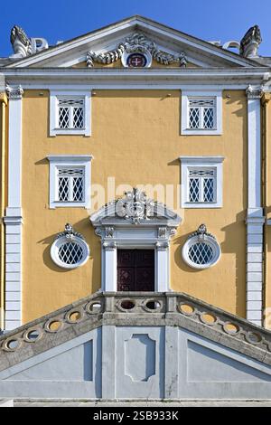 Porto, Portugal - 11 août 2024 : L'extérieur du bâtiment d'un vigneron à Porto River. Le nom complet de ce vigneron est Adriano Ramos Pinto Banque D'Images
