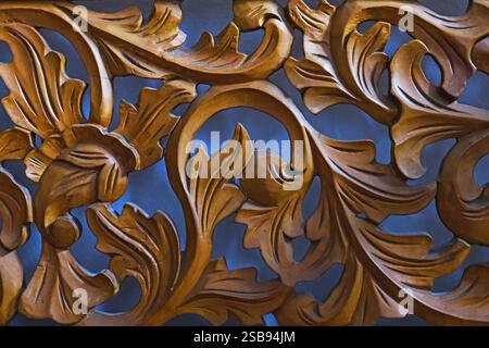 Belle sculpture décorative sur bois. Ornement de motifs en bois Banque D'Images