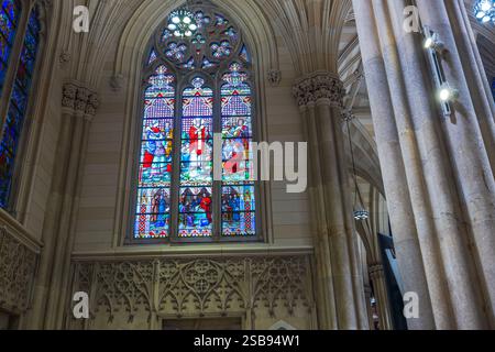 Vitrail coloré représentant des scènes bibliques à l'intérieur de la cathédrale de Patrick, mettant en valeur des détails gothiques complexes. New York. ÉTATS-UNIS. Banque D'Images