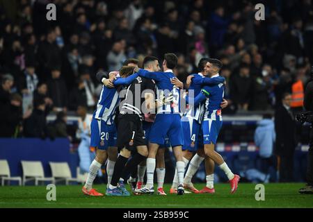 Cornella El Prat, ESP. 1er février 2025. RCD ESPANYOL vs REAL MADRID 1 février 2025 les joueurs du RCD Espanyols célèbrent la victoire à la fin du match entre le RCD Espanyol et le Real Madrid correspondant aux vingt-deux jours de la Liga EA Sports au stade RCDE de Barcelone, Espagne. Crédit : Rosdemora/Alamy Live News Banque D'Images