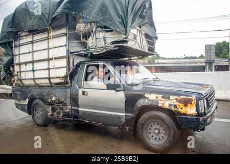 BANGKOK, THAÏLANDE, OCT 06 2024, camionnette chargée ancienne conduite sur l'autoroute Banque D'Images