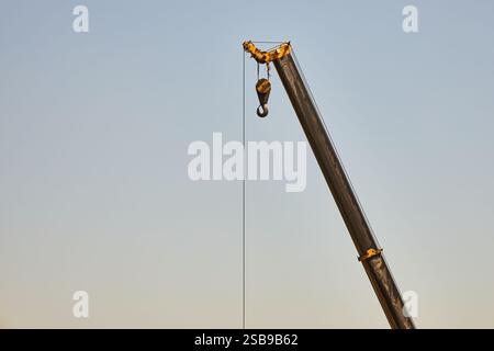 flèche de grue, machine utilisée pour déplacer le système de matériaux d'une flèche, palan, câbles métalliques ou chaînes, et poulies pour soulever et déplacer des objets lourds, constr Banque D'Images