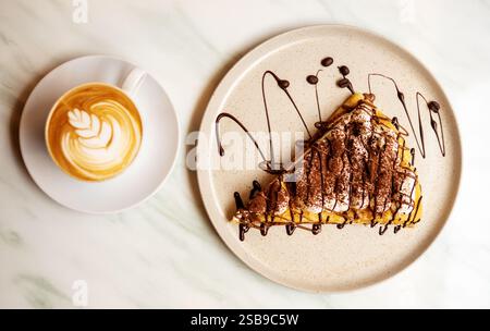 Vue de dessus de tiramisu avec café Banque D'Images