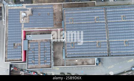 Vue aérienne de haut en bas des installations de panneaux solaires à grande échelle sur les toits industriels à Esch-sur-Alzette, Luxembourg, mettant en évidence les énergies renouvelables et le développement durable des infrastructures. Banque D'Images
