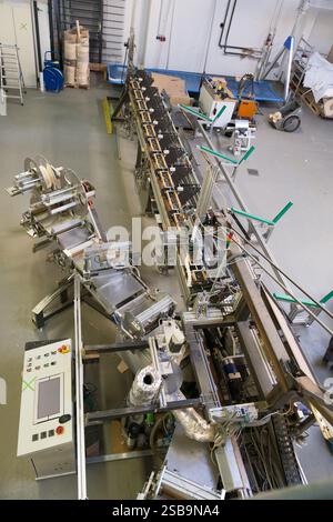 une machine complexe se trouve dans un hall d'usine Banque D'Images