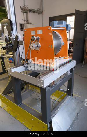 une machine complexe se trouve dans un hall d'usine Banque D'Images