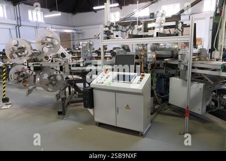 une machine complexe se trouve dans un hall d'usine Banque D'Images