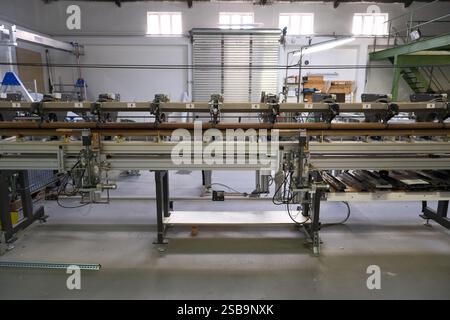 une machine complexe se trouve dans un hall d'usine Banque D'Images