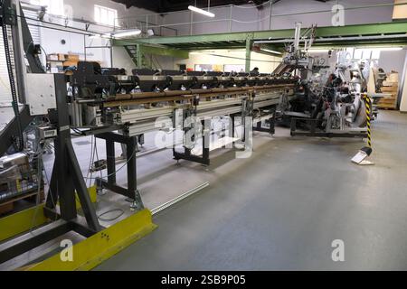 une machine complexe se trouve dans un hall d'usine Banque D'Images