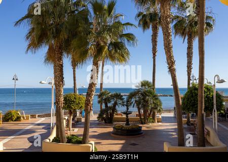 Photo du beau front de mer dans la ville espagnole de Benalmadena montrant la plage connue localement sous le nom de Playa de Santa Ana par une journée ensoleillée Banque D'Images