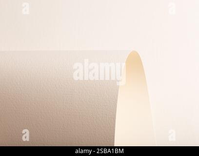 Un fond de papier beige avec une surface texturée, avec des courbes douces et des plis cintrés. Les tons doux, les teintes neutres et l'interaction de la lumière et Banque D'Images