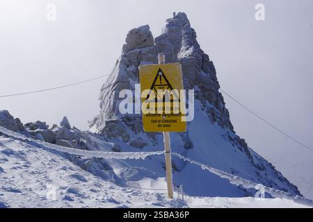 Tux, Österreich 07. Januar 2025 : Im Bild : Ende des gesicherten Skigebietes, Warnschild auf einer Skipiste im Zillertal Zillertal Österreich *** Tux, Autriche 07 janvier 2025 dans la photo fin du domaine skiable sécurisé, panneau d'avertissement sur une piste de ski dans le Zillertal Zillertal Autriche Copyright : xFotostandx/xFreitagx Banque D'Images