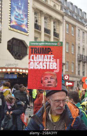 Londres, Royaume-Uni – 16 novembre 2024 : Marche pour la justice climatique mondiale. Un homme tient une pancarte disant : Trump Climate Disaster Banque D'Images