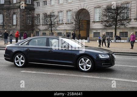 Copenhague /Danemark / 17. Février.2018  Prince héritier Frederik et princesse héritière Marie et prince Joachim et princesse Marie conduisent dans la voiture des plaques d'immatriculation royales au défunt prince Hnerik Henri dans l'église du palais de chriansborg où Prince Henrik s castcats en pondant pour untill conte funéraire suivant. Photo. Francis Joseph Dean / DeanPictures. Banque D'Images