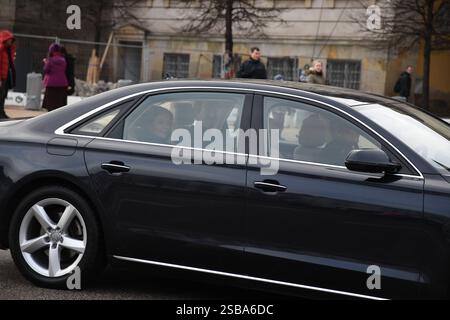 Copenhague /Danemark / 17. Février.2018  Prince héritier Frederik et princesse héritière Marie et prince Joachim et princesse Marie conduisent dans la voiture des plaques d'immatriculation royales au défunt prince Hnerik Henri dans l'église du palais de chriansborg où Prince Henrik s castcats en pondant pour untill conte funéraire suivant. Photo. Francis Joseph Dean / DeanPictures. Banque D'Images