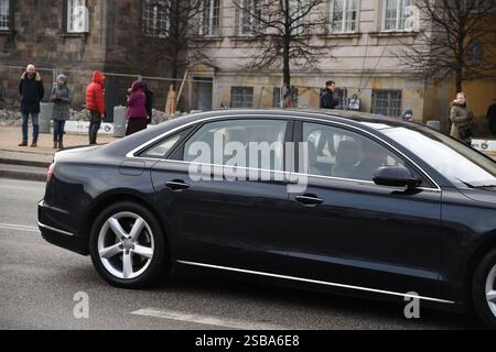 Copenhague /Danemark / 17. Février.2018  Prince héritier Frederik et princesse héritière Marie et prince Joachim et princesse Marie conduisent dans la voiture des plaques d'immatriculation royales au défunt prince Hnerik Henri dans l'église du palais de chriansborg où Prince Henrik s castcats en pondant pour untill conte funéraire suivant. Photo. Francis Joseph Dean / DeanPictures. Banque D'Images