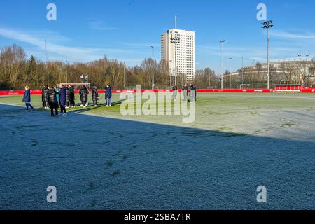 Utrecht, pays-Bas. 02 février 2025. UTRECHT, 02-02-2025, Zoudenbalch, Azerion Eredivisie vrouwen, Utrecht - Ajax (femmes), saison 2024/2025, pendant le match Utrecht - Ajax (femmes), le match est annulé car le terrain est gelé. Crédit : Pro Shots/Alamy Live News Banque D'Images