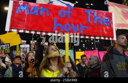 TEL AVIV, ISRAËL - 1er FÉVRIER : une femme israélienne tient une pancarte sur laquelle est écrit "homme de l'heure" en référence au président américain Donald Trump, lors d'un rassemblement devant le ministère israélien de la Défense, marquant les 484 jours depuis que des Israéliens ont été enlevés à Gaza et exhortant les dirigeants israéliens à négocier un cessez-le-feu permanent avec le Hamas et la libération de tous les otages israéliens le 1er février 2025 à tel Aviv, Israël. Banque D'Images